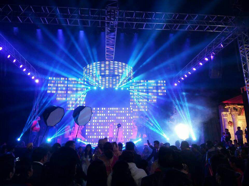 思成灯光国外舞台灯光演出亮相效果图