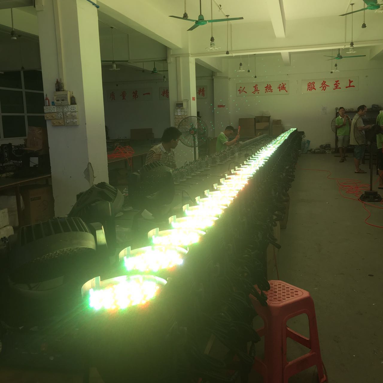 婚庆LED帕灯在舞台当中的应用效果图