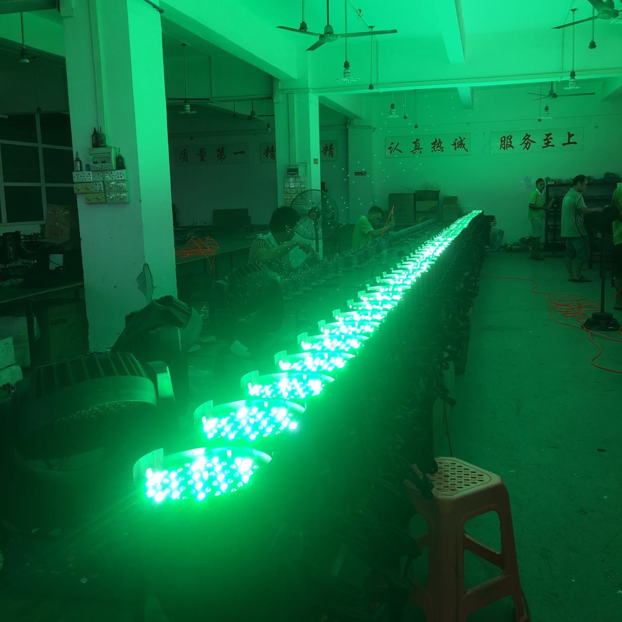 婚庆LED帕灯在舞台当中的应用效果图