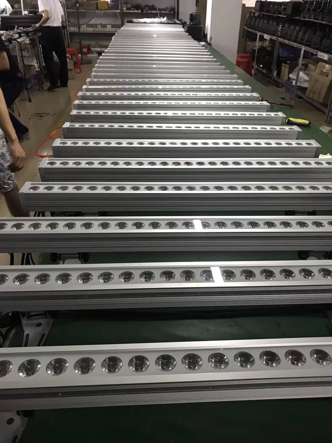 如何排列舞台灯光?效果图