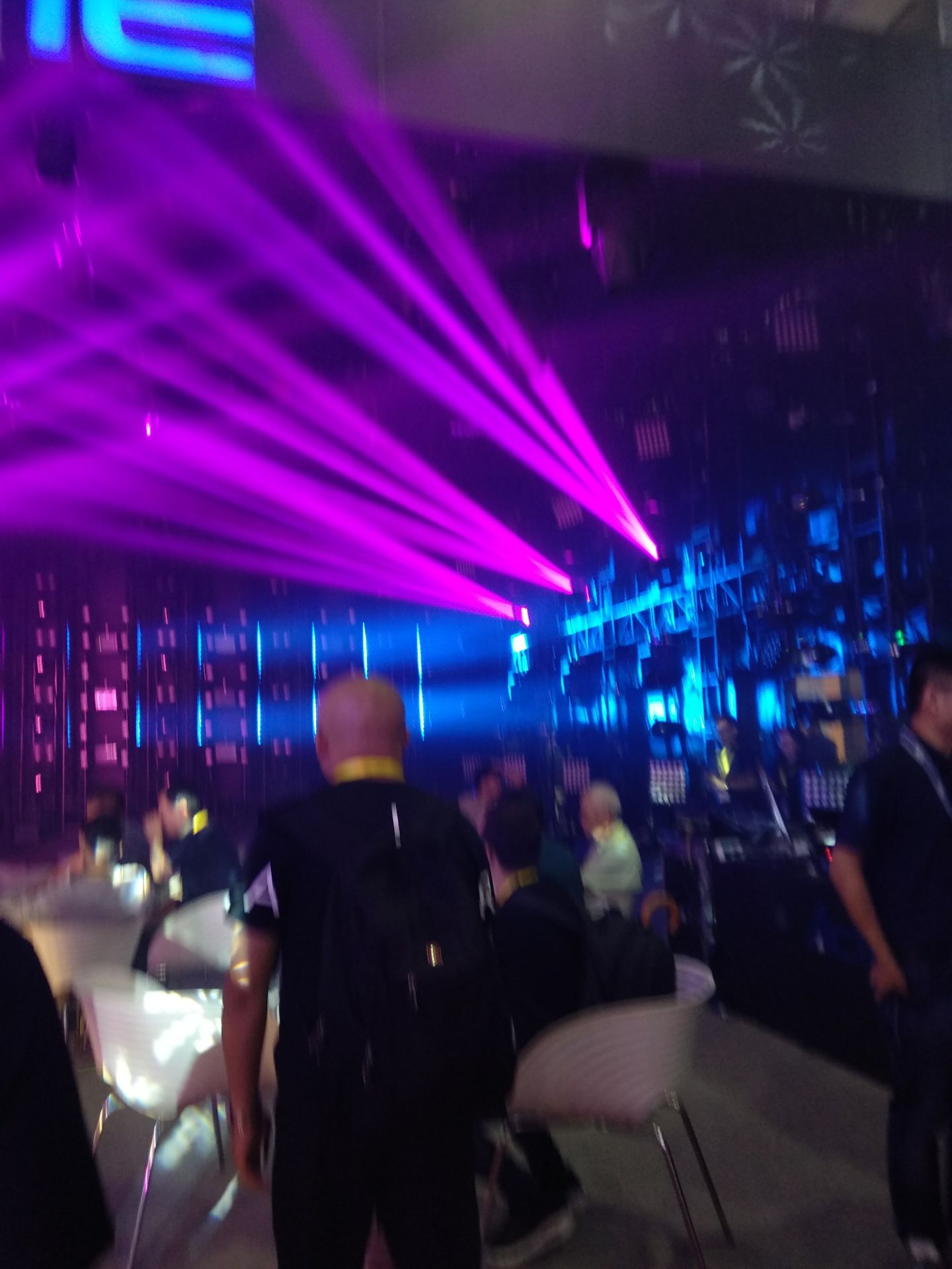 VR的火爆会影响舞台灯光发展吗？